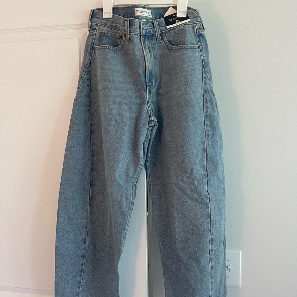 Abercrombie & Fitch Curve Love Mid-Rise Barrel Jeans Light Wash